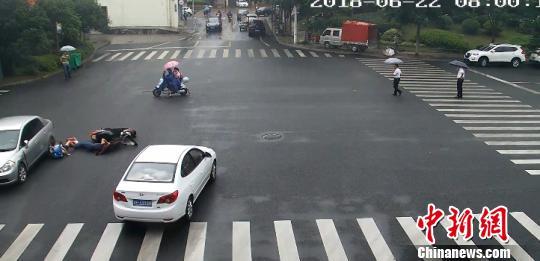 浙江常山一孩子被压车底 路过市民雨中抬车救人