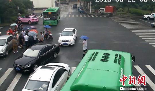 浙江常山一孩子被压车底 路过市民雨中抬车救人